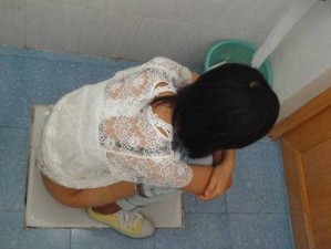 沟厕toilet美女pooping,美女在沟厕方便时的惊人之举