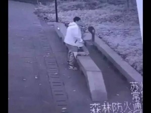 女人扒开给男生摸屁股打扑克(女人扒开让男生摸屁股打扑克，被众人围观)